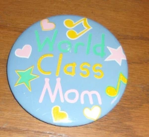 Pin de botón vintage 'World Class Mom' - 3,25"D - Imagen 1 de 2