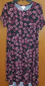Neu mit Etikett LuLaRoe Carly LARGE SCHWARZ MIT MAGENTAFARBENEN FEDERN - Bild 1 von 5