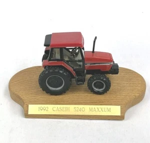 Tractor Ertl 1/32 Case International Maxxum 5240 con cabina sobre soporte de madera con historia - Imagen 1 de 8