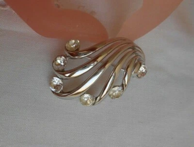 Spilla TRIFARI cristalli chiari metallo argentato trifanium anni 50 - Immagine 1 di 4