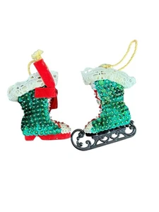 Vintage Handarbeit Schlittschuh grün rot Pailletten Weihnachtsschmuck 2er Set - Bild 1 von 9