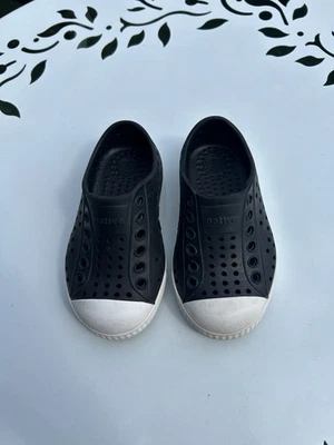Sapatos aquáticos Native Jefferson infantis de borracha preto e branco tamanho C6 - Imagem 1 de 4
