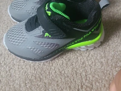 Nuevo con etiquetas Zapatos de neón Fila Galaxia 3 correas para bebés niños pequeños talla 6 Foto 1 de 3