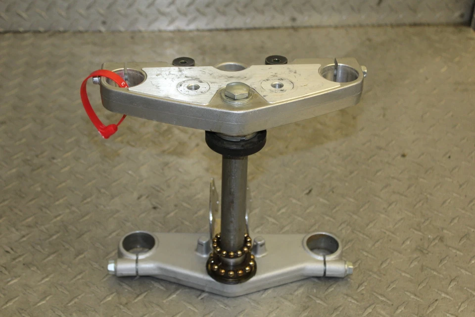 Suzuki GZ250 GZ 250 2001 horquilla delantera abrazadera inferior triple árbol vástago Foto 1 de 4