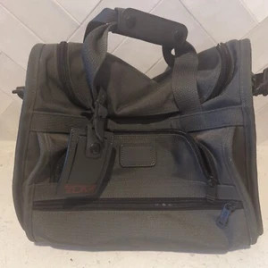 Tumi  Mesh  Day  Bag Carry On Travel preowned  Gym Forest Green - Picture 1 of 19