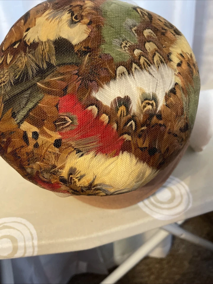 Sombrero de mujer Lit Brothers Philadelphia de lana años 40 faisán real debajo de la red Foto 1 de 4