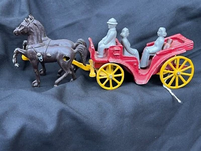 Stanley Toys 铸铁老式马车带人物人物 — 第 1/3 张图片