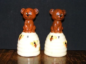 VINTAGE CUTE LITTLE BEAR SITTING ON BEEHIVE SALT AND PEPPER SHAKER SET JAPAN - Picture 1 of 5