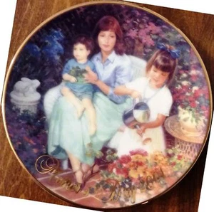 2001 Avon Mother's Day Plate "Blossoms of Love" with 22K Gold Trim. - Picture 1 of 1