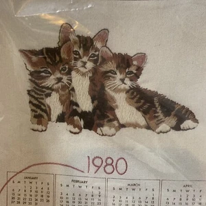 Vintage 1980 Columbia Minerva Erica Wilson Kätzchen Crewel Kit 7932 Katzen Kalender - Bild 1 von 8