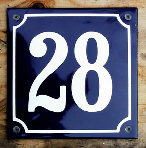 HAUSNUMMER 28, FRANZÖSISCHES EMAILSCHILD. WEISS Nr. 28 AUF BLAUEM HINTERGRUND. 16x16cm. - Bild 1 von 1
