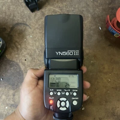 YONGNUO Speedlite YN-560-III Shoe Mount Flash for Canon. Tested, Excellent Cond. - Image 1 of 4