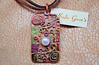 Duas estrelas do mar em fundo abstrato colar com cordão de camurça pérola falsa 16"-18" - Imagem 1 de 4