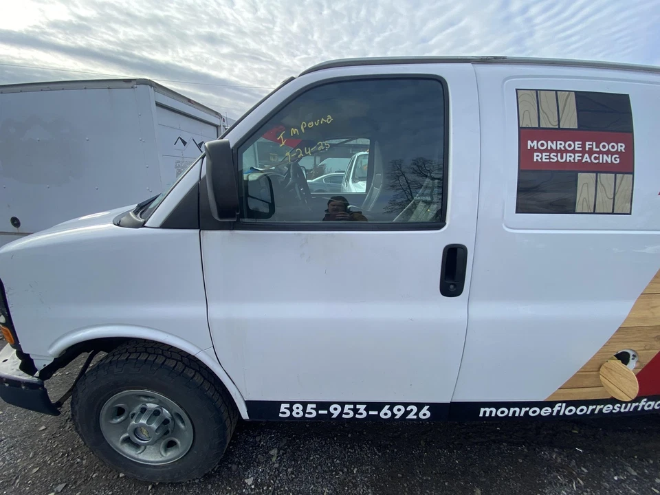 Used Front Left Door Assembly Front fits: 2014 Chevrolet Express 3500 van L. ele - Imagem 1 de 4