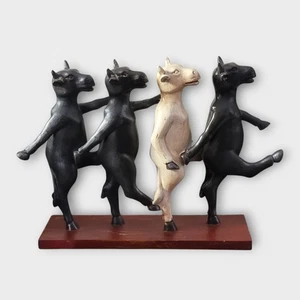 Escultura de poliestireno con base de madera de animales de granja vacas bailando - Imagen 1 de 12