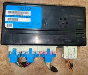 2004-2005 Saturn Vue Body Control Module BCM OEM P/N# 10377294 *NO BROKEN TABS* - Picture 1 of 5