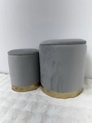 Set 2 Pouf Contenitore Velluto Grigio Sgabello Poggiapiedi Con Anello Dorato - Immagine 1 di 4
