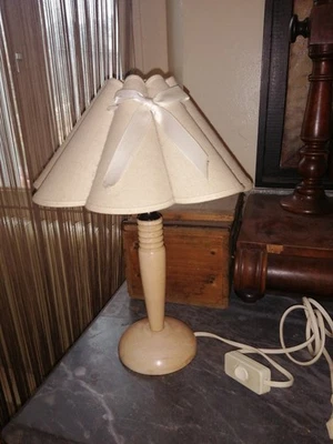 Lampe de table avec abat-jour ondulé, petite lampe de chevet - Photo 1/4