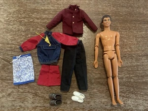 Muñeca Barbie Ken Mattel 1975 vintage y ropa pelo marrón moldeado - Imagen 1 de 15