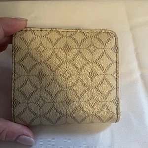 Cartera de cuero fósil beige crema geométrica doble pliegue interior rosa estuche de identificación pequeño - Imagen 1 de 16