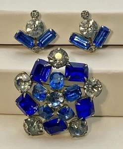 Impresionante broche y pendientes atornillables de 3 tonos de pedrería azul de los años 60 - Imagen 1 de 8