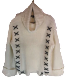 Maglione grosso bianco C. Luce taglia M collo a guscio nero filo X più lungo sul retro - Foto 1 di 16