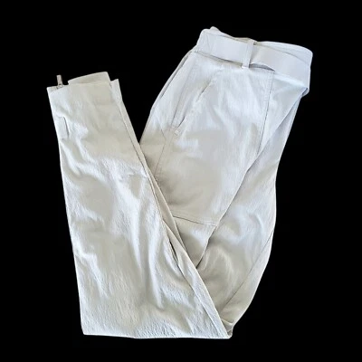 Pantalones Athleta Trekkie Beige Talla 2 con Cinturón Bolsillos con Cremallera y Tobillos Senderismo Usados en Excelente Condición Foto 1 de 4
