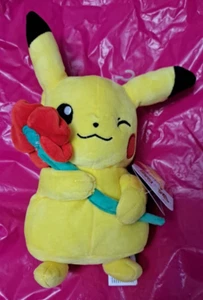 2021 POKEMON 8" PIKACHU PLUSH with RED ELOWER NEW WITH TAG - Afbeelding 1 van 4