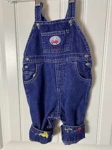 Oso de peluche Oshkosh B’gosh en mono vaquero con puños de coche 3-6 meses de colección - Imagen 1 de 8