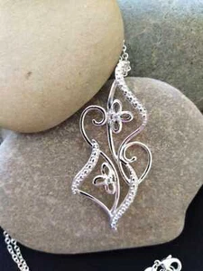 Collar de filigrana tono plata inusual para dama con colgante de circonitas cúbicas - Imagen 1 de 2