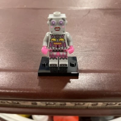 Lego Minifigures Series 11 71002 #16 Lady Robot - Image 1 of 2