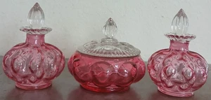 Tarro en polvo de vidrio de arándano Fenton y 2 botellas de perfume vintage - Imagen 1 de 24