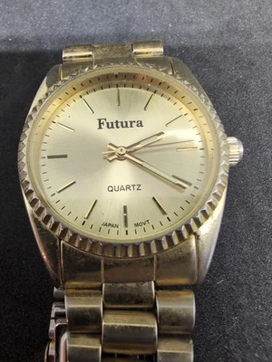 Futura para hombre tono dorado Foto 1 de 4