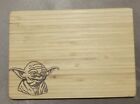 Coupe bambou / planche de bar. Laser fait main gravé avec Yoda - Design Star Wars