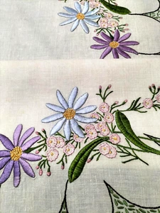Stunning Daisies & Pink Florals Vintage Hand Embroidered Tablecloth - Picture 1 of 11
