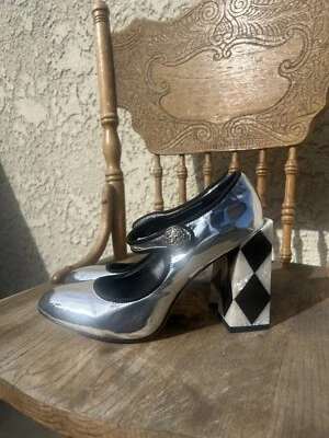 Zapatos de salón Dolce Gabbana de cuero plateado con espejo Foto 1 de 4