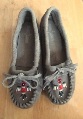 Mocasines de cuero marrón con cuentas Minnetonka talla 6 Foto 1 de 4