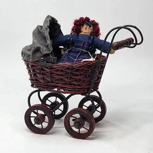 8 Zoll Kinderwagen Kinderwagen Buggy viktorianisch Vintage Korbgeflecht mit Jungen Bär Raggedy Anne - Bild 1 von 14