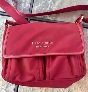 Bolso Mensajero Kate Spade Daily Mediano Rojo Nylon Bolsillos con Cremallera D411 PXR00059 ($178) - Imagen 1 de 19
