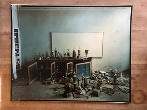 Foto Steve Fitch firmata stampa a C, trofei in una scuola abbandonata, Bula, TX 2004 - Foto 1 di 5