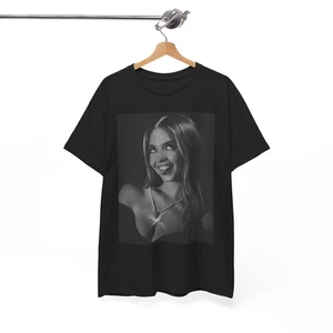 Sydney Sweeney Model BRAND NEW Graphic T-Shirt Unisex Heavy Cotton Tee - Bild 1 von 6