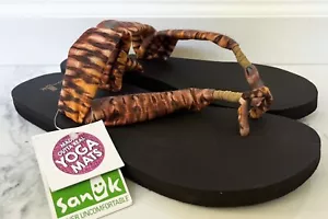Neu mit Etikett! Sanuk Yoga Sling It On Prints staubgelbe Sandalen Flip Flops Schuhe Größe 7 - Bild 1 von 6