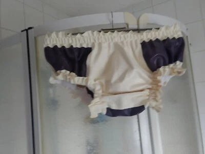 Herren Gummihose - Adult - L - Rubber Schlüpfer Windelhose mit Rüschen - Bild 1 von 4