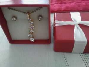 Avon gold tone Believe in love curve necklace gift set brand new in a red box