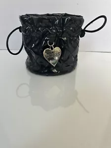 Bolso de Joyería Guess Negro Acolchado Cordón Pequeño Redondo Vinilo Plata Corazón Dije - Imagen 1 de 6