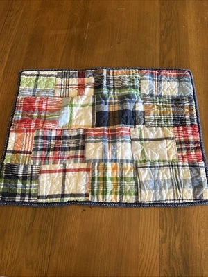 "Almohada acolchada a cuadros retazos azules Pottery Barn Kids falsa 25"" X 19""" Foto 1 de 4