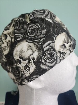 Calaveras y Rosas Negras - Sombrero Exfoliante Quirúrgico - Unisex Foto 1 de 4