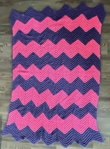 Coperta retrò fatta a mano all'uncinetto Chevron Throw/rosa afgano/viola 62"X 40" - Foto 1 di 5