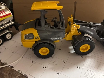 12" LONG NEW RAY VOLVO L25 WHEEL LOADER, NO PACKAGING # B 696 - Image 1 of 4