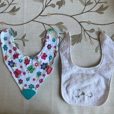 2 baberos para un bebé de dentición Foto 1 de 4